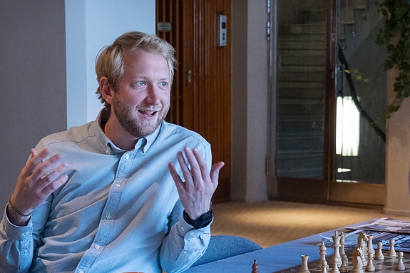 Anders debugger kode om dagen og spiller trompet i meksikansk orkester om kvelden. Systemutvikler i XLENT med like mye rytme i koden som i musikken.