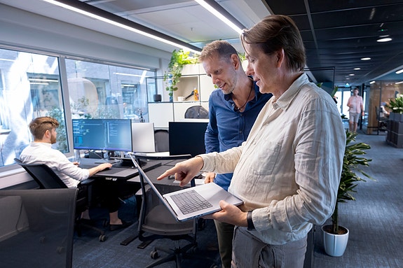Her løses utfordringer der de oppstår. Rune og Robert, systemutviklere og arkitekter i XLENT, tar en rask prat i stedenfor en Slack-melding.