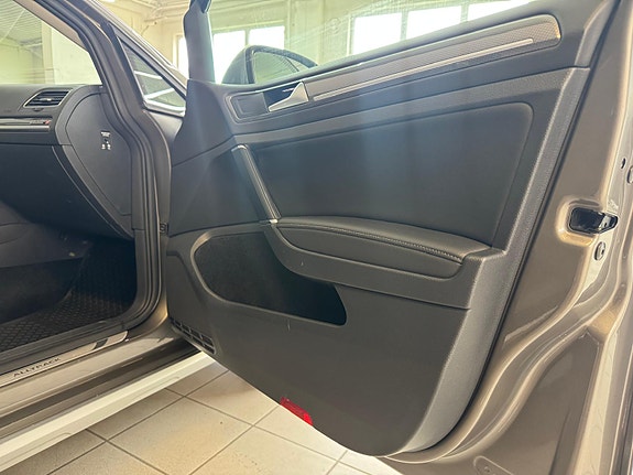 Volkswagen Golf Alltrack 29 of 30