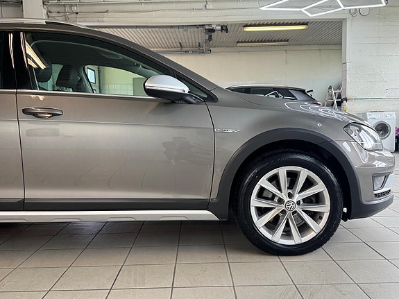 Volkswagen Golf Alltrack 11 of 30
