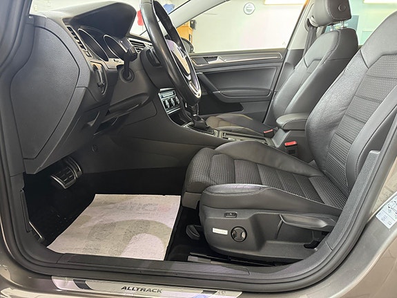 Volkswagen Golf Alltrack 23 of 30