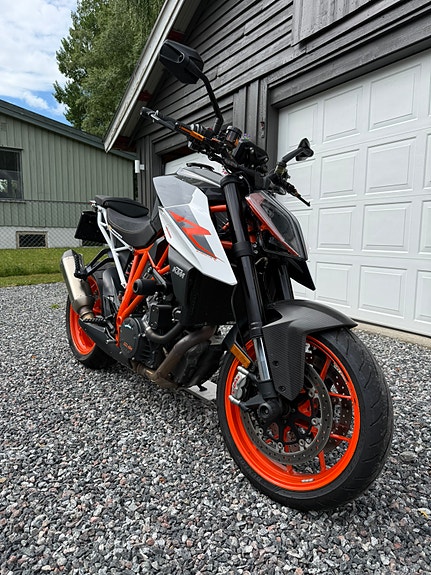 KTM 1290 Super Duke R 2 of 5