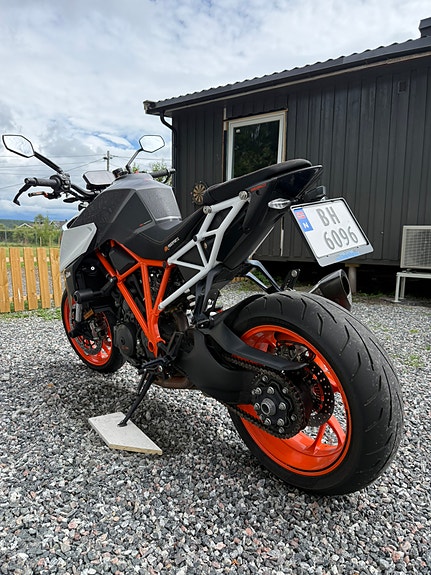 KTM 1290 Super Duke R 4 of 5