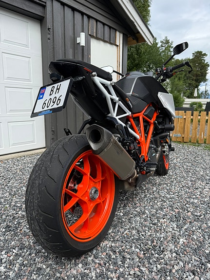 KTM 1290 Super Duke R 3 of 5