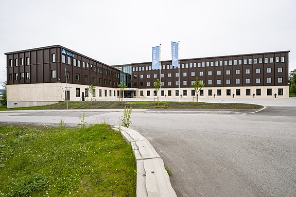 Our newly renovated facility in Drammen. We have placed strong emphasis on creating a pleasant and functional working environment, including on-site fitness facilities, dedicated areas for social activities, and a sunny rooftop terrace.