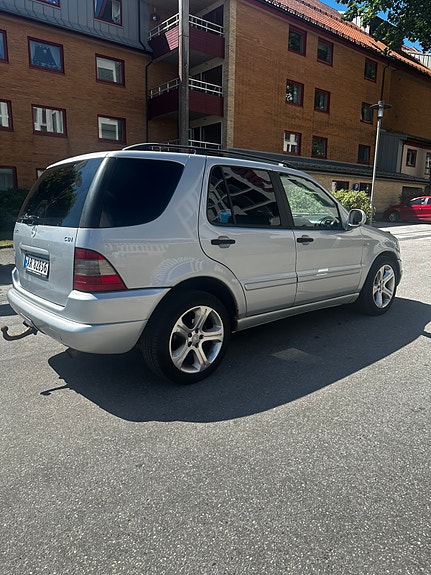 Mercedes-Benz ML270 4 of 30