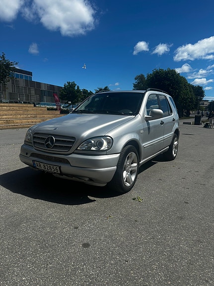 Mercedes-Benz ML270 2 of 30