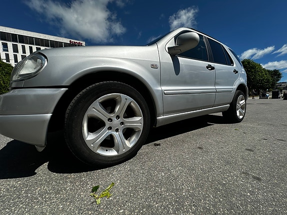 Mercedes-Benz ML270 8 of 30