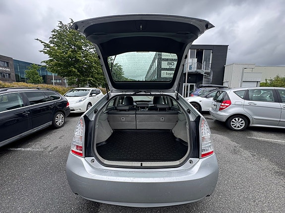 Toyota Prius 8 of 28
