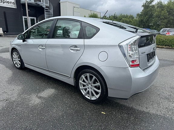 Toyota Prius 4 of 28