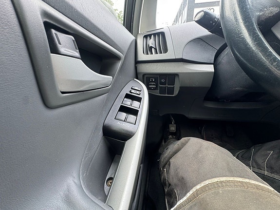Toyota Prius 10 of 28