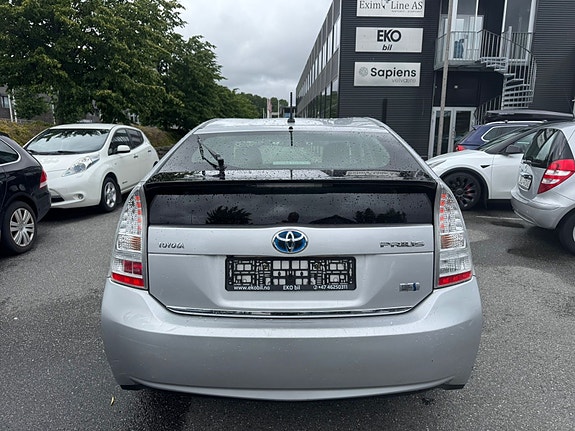 Toyota Prius 7 of 28