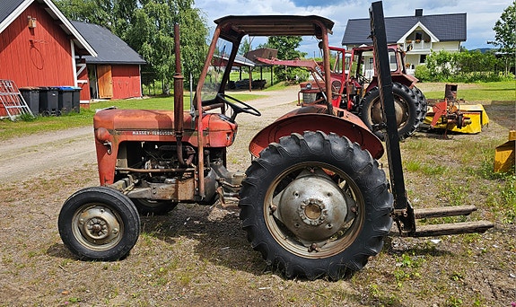 Massey Ferguson Mf 30 m palleløfter og en slåmaskin. 3 of 5