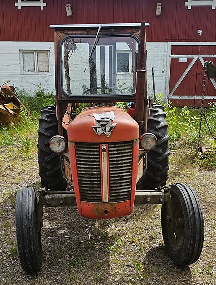 Massey Ferguson Mf 30 m palleløfter og en slåmaskin. 4 of 5