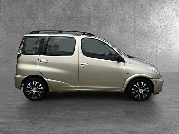 Toyota Yaris Verso 2 of 5