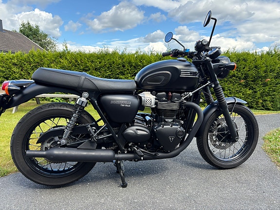 Triumph Bonneville T100 Black 2 of 5