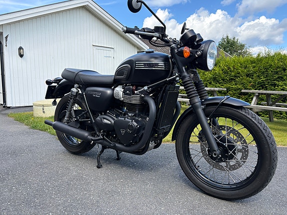Triumph Bonneville T100 Black 3 of 5