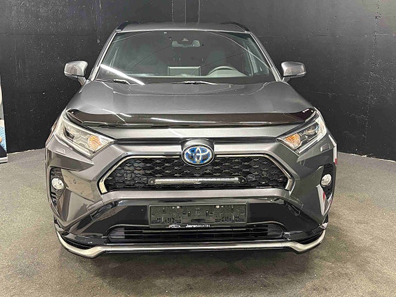 Toyota RAV4 Plug-in Hybrid 3 of 5