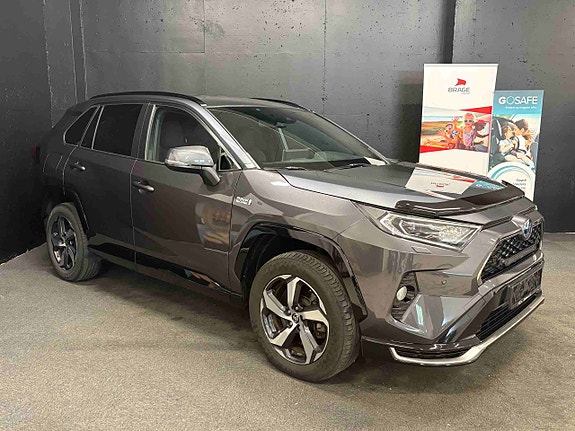 Toyota RAV4 Plug-in Hybrid 2 of 5