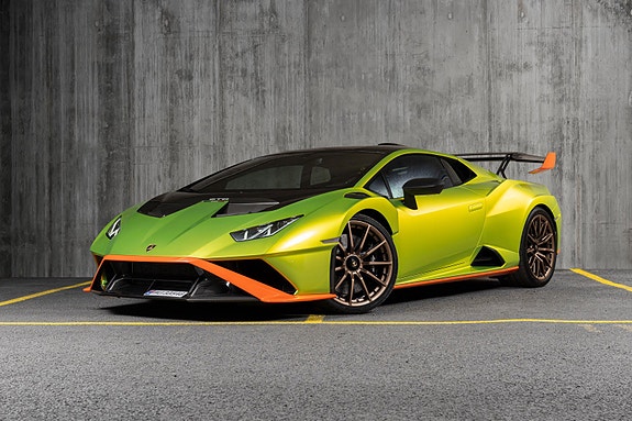 Lamborghini Huracan 2 of 5