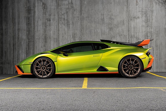 Lamborghini Huracan 3 of 5