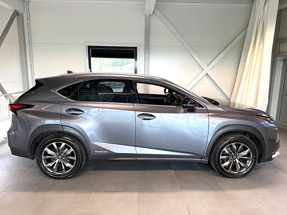 Lexus NX300h 7 of 16