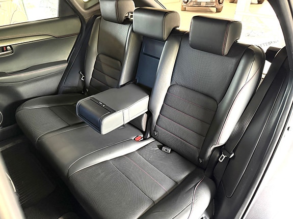 Lexus NX300h 14 of 16