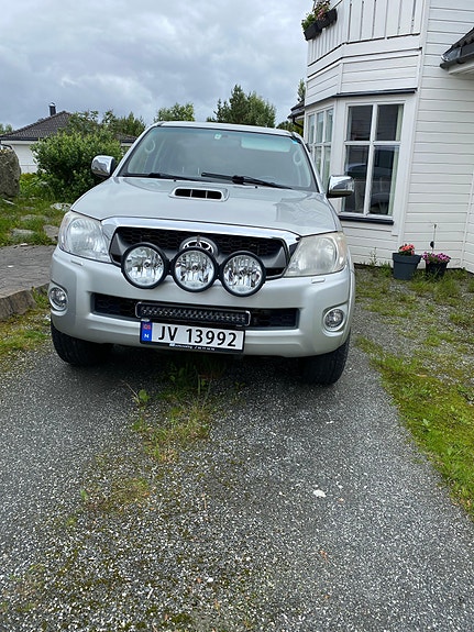 Toyota HiLux 2 of 11