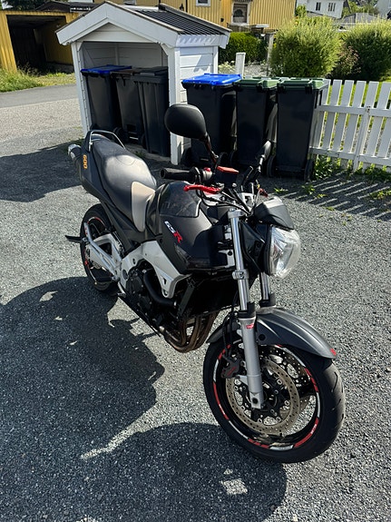 Suzuki GSR 600 4 of 5