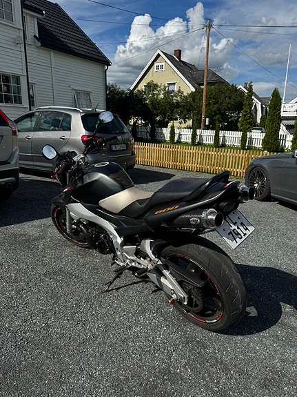 Suzuki GSR 600 2 of 5