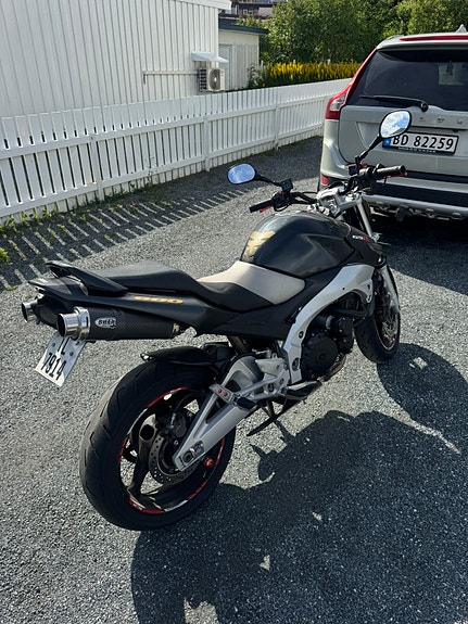 Suzuki GSR 600 3 of 5