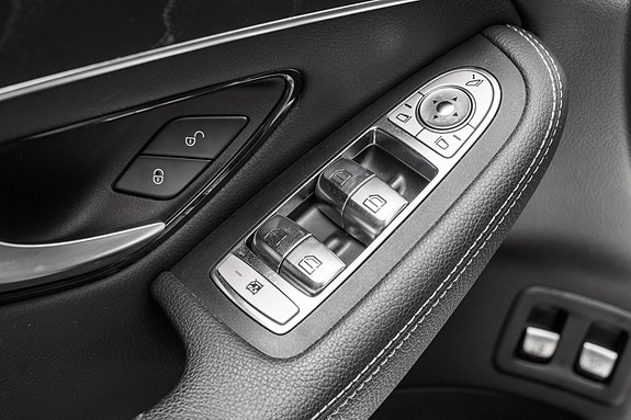 Mercedes-Benz GLC300 e 14 of 28