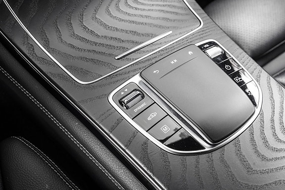 Mercedes-Benz GLC300 e 25 of 28