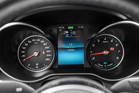 Mercedes-Benz GLC300 e 19 of 28