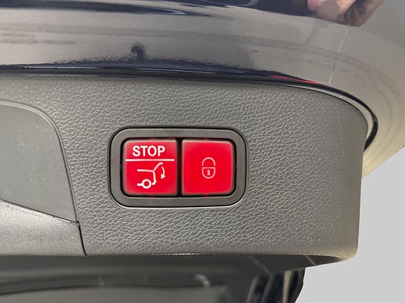 Mercedes-Benz EQC400 17 of 30