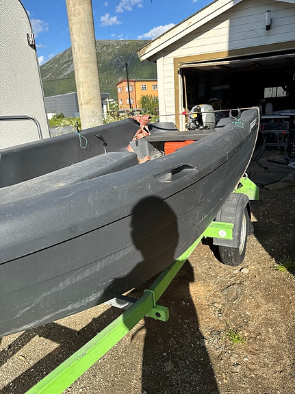 Dark line 12max med motor og henger 3 of 4