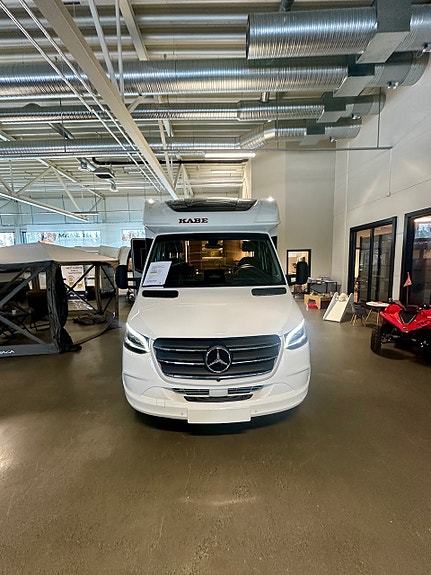 KABE ROYAL TM  X 810 LQB. MERCEDES 170HK 9G-AUTOMATGIR. QUEEN BED OG SENKESENG. 4 of 5