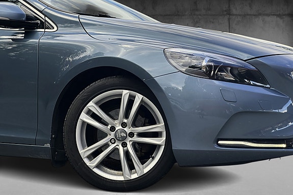 Volvo V40 3 of 5