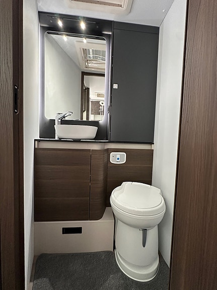 Bilde 28 av Adria CORAL SUPREME 670DC. 180HK. ADAPTIV-FARTSHOLDER.ALDE.