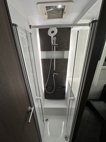 Bilde 26 av Adria CORAL SUPREME 670DC. 180HK. ADAPTIV-FARTSHOLDER.ALDE.