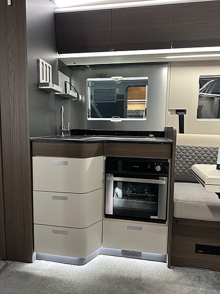 Bilde 20 av Adria CORAL SUPREME 670DC. 180HK. ADAPTIV-FARTSHOLDER.ALDE.