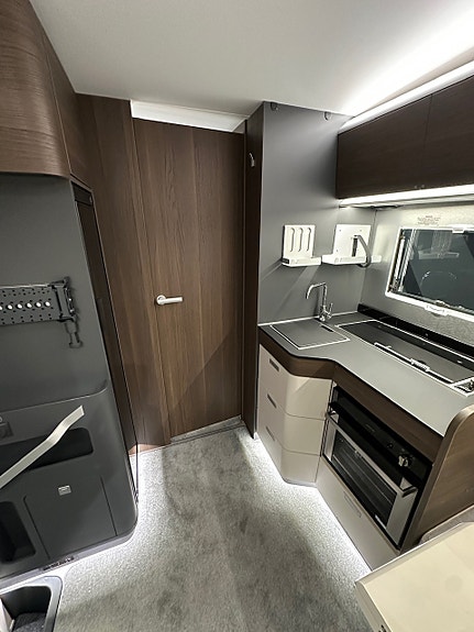 Bilde 25 av Adria CORAL SUPREME 670DC. 180HK. ADAPTIV-FARTSHOLDER.ALDE.
