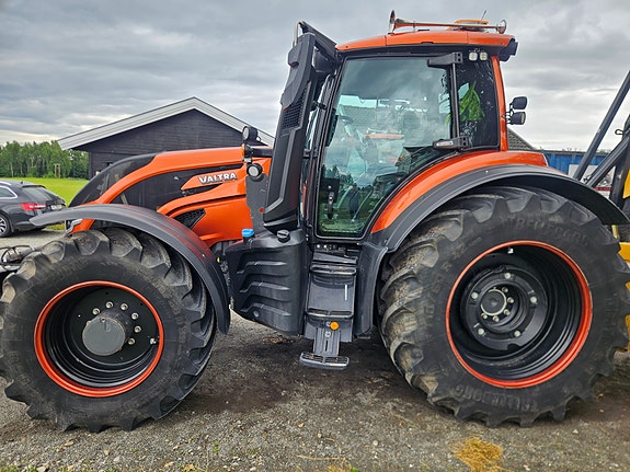 Valtra T255V med laster, fronthydraulikk og gps! 2022, kr 1 599 000,-