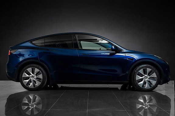 Tesla Model Y 4 of 5