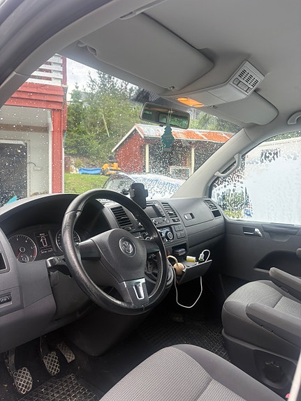 Volkswagen Caravelle 9 of 9