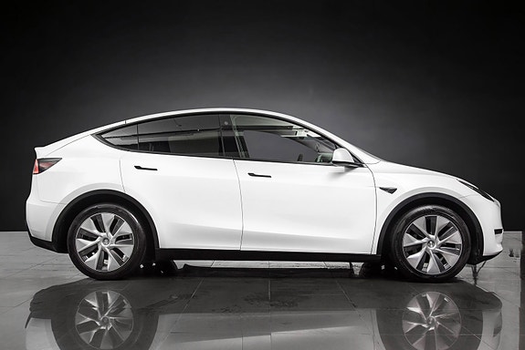 Tesla Model Y 4 of 5