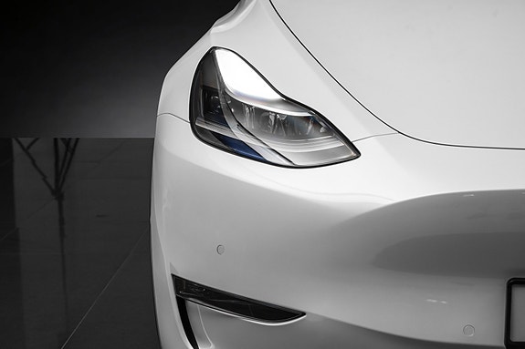 Tesla Model Y 4 of 5
