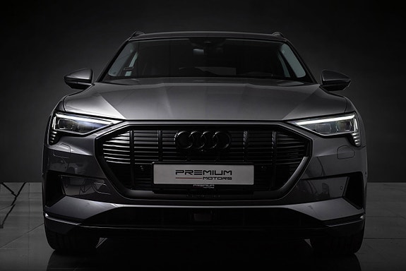 Audi e-tron 3 of 5