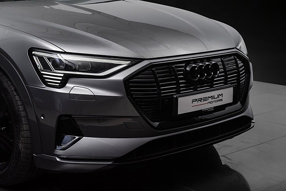 Audi e-tron 2 of 5