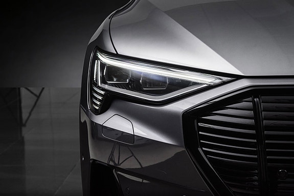 Audi e-tron 4 of 5
